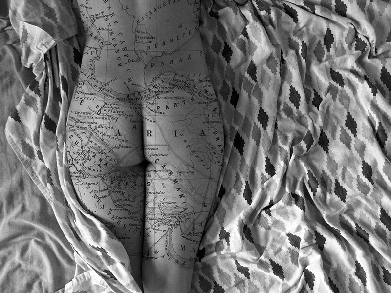 desnudo y mapa
