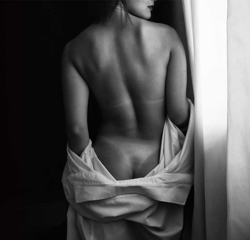 desnudo en blanco y negro